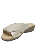 Sandalia beige de cuero para mujer, diseño moderno con bandas cruzadas, ideal para estilo casual elegante.