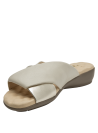 Sandalia beige de cuero para mujer, diseño moderno con bandas cruzadas, ideal para estilo casual elegante.