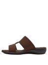 Calzado casual femenino en color café, textil suave, con detalles dorados, ideal para outfits relajados.