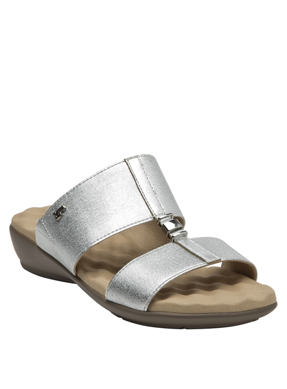 Elegante sandalia de mujer en textil plateado, ideal para ocasiones casuales.