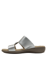 Detalle del textil iridiscente en sandalia casual chic para mujer.