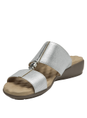 Sandalia de mujer plateada con diseño textil brillante y pieza metálica central elegante.