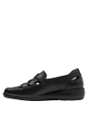 Zapato casual de cuero negro para mujer, ideal para combinar con vestimenta semi-formal.