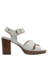 Sandalia blanca minimalista de cuero con detalles sofisticados, ideal para reuniones informales.