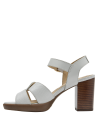 Sandalia de cuero blanco con taco bloque y base que imita madera, ideal para eventos al aire libre.