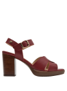 Sandalia de cuero rojo con toque vintage, correa en el tobillo y talón imitación madera.