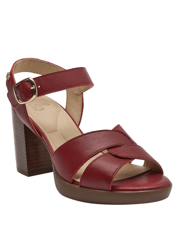 Sandalia de cuero rojo oscuro con correa ajustable y hebilla dorada, diseño elegante.