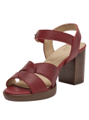 Sandalia de mujer roja en cuero liso con tiras cruzadas, talón alto y ancho con acabado madera.