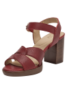 Sandalia de mujer roja en cuero liso con tiras cruzadas, talón alto y ancho con acabado madera.