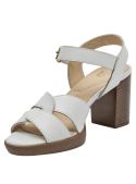 Sandalia blanca de cuero con hebilla dorada, estilo casual para mujer, diseño minimalista y elegante.