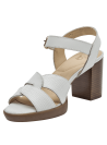 Sandalia blanca de cuero con hebilla dorada, estilo casual para mujer, diseño minimalista y elegante.