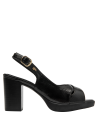 Textura charolada en sandalia negra de mujer, diseño versátil para combinar con atuendos formales.