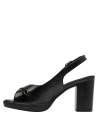 Tacón alto y grueso en sandalia negra formal de cuero, ideal para eventos elegantes y formales.