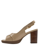Sandalia destalonada de cuero beige con acabado brillante y taco grueso, estilo clásico.