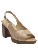 Sandalia de mujer beige en cuero con taco de madera y plataforma, diseño elegante y sobrio.