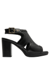 Sandalia casual de cuero negro con brillo charolado, perforaciones y hebilla dorada.