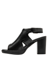 Sandalia negra de cuero charolado, diseño elegante con perforaciones y cierre sofisticado.