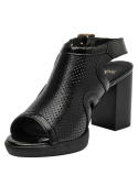 Sandalia de cuero negro charolado con perforaciones decorativas y hebilla dorada para mujer.