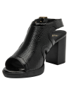 Sandalia de cuero negro charolado con perforaciones decorativas y hebilla dorada para mujer.