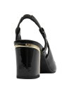 Calzado formal de charol negro con tira ajustable, ideal para eventos sociales y profesionales.