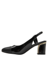 Elegante zapato de charol negro con taco cuadrado y detalle metálico, estilo retro-chic.