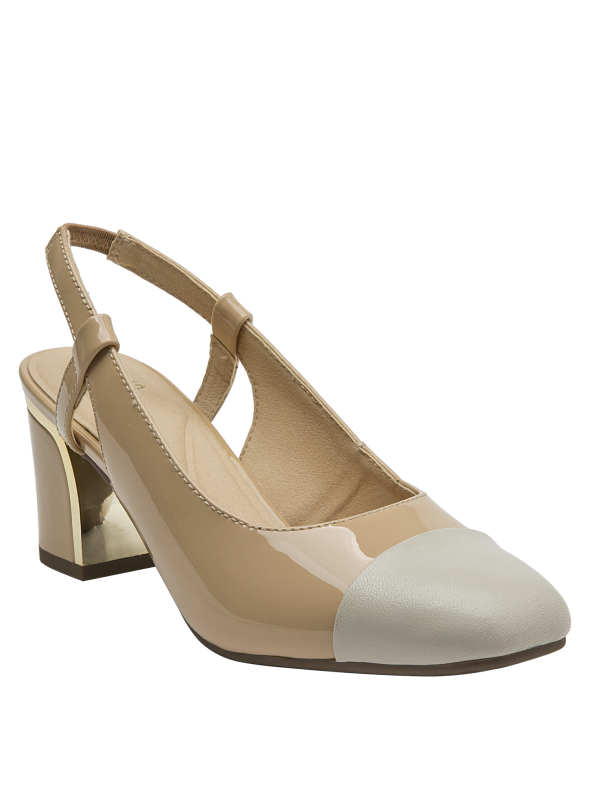 Clásico zapato de cuero beige para mujer, ideal para eventos formales y reuniones.