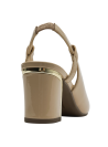 Zapato formal de mujer en cuero beige con contraste en puntera y acabado brillante.