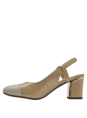 Elegante zapato beige de cuero para mujer con tira trasera ajustable y diseño minimalista.