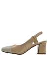 Elegante zapato beige de cuero para mujer con tira trasera ajustable y diseño minimalista.