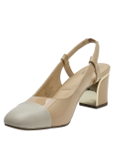 Zapato de mujer beige en cuero liso con puntera mate y taco bloque medio, estilo formal.