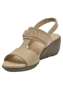 Sandalia beige de cuero para mujer con correa ancha y textura de cocodrilo en diseño formal chic.