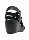 Sandalia casual de cuero negro con textura mixta, ideal para estilo semiformales.