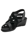 Sandalia de cuero negro con diseño minimalista y tiras cruzadas sobre el empeine.