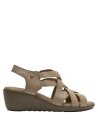 Sandalia beige casual chic de cuero, con detalles sofisticados y tiras cruzadas para mayor soporte.