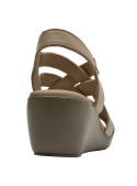 Elegante sandalia de mujer en cuero beige, con diseño de tiras cruzadas y aplicación metálica.