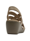 Elegante sandalia de mujer en cuero beige, con diseño de tiras cruzadas y aplicación metálica.