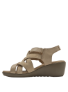 Sandalia casual de cuero beige con plataforma moderada, ideal para uso diario y combinaciones versátiles.