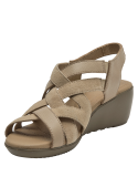 Sandalia beige de cuero con tiras cruzadas y detalle metálico, estilo casual chic para mujer.