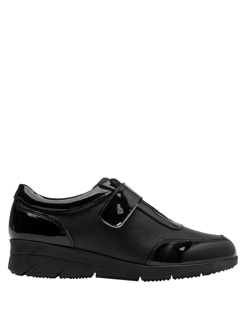 Zapato Mujer Charol Moderno zapato de mujer en cuero negro charol, versátil para jeans o faldas.