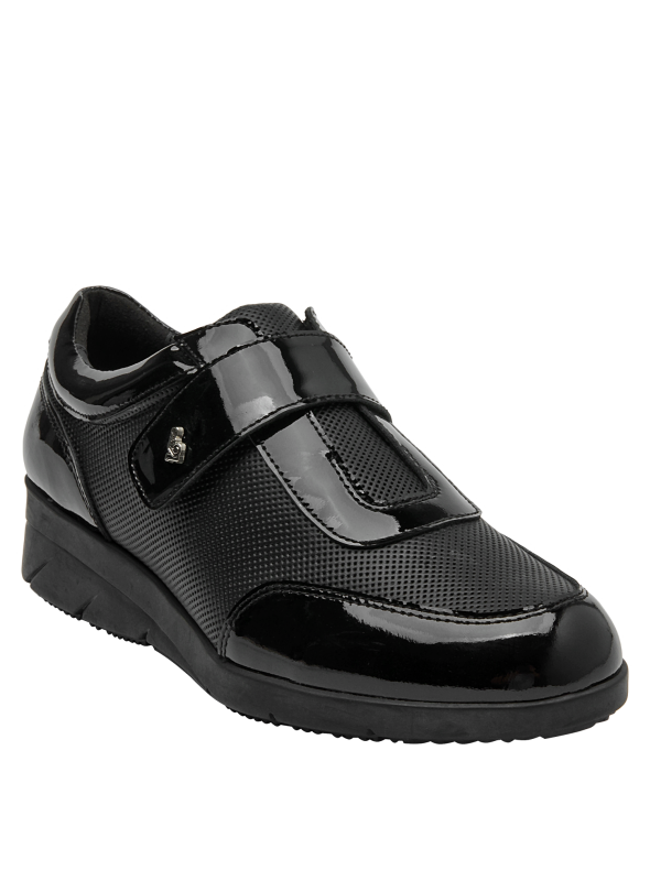 Moderno zapato de mujer en cuero negro charol, versátil para jeans o faldas.