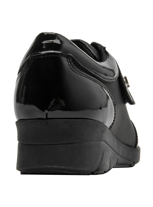 Zapato casual de cuero negro charol, ideal para uso urbano y comodidad diaria. Zapato casual de cuero negro charol, ideal para uso urbano y comodidad diaria.