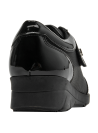 Zapato casual de cuero negro charol, ideal para uso urbano y comodidad diaria.