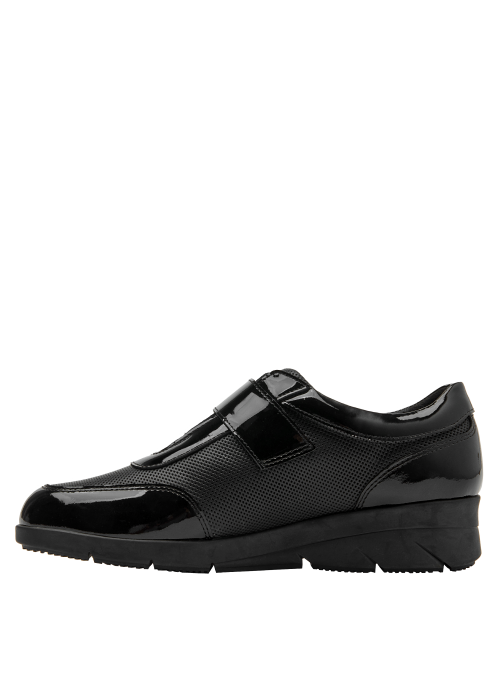 Elegante zapato de mujer en cuero negro charol, con insignia lateral decorativa. Elegante zapato de mujer en cuero negro charol, con insignia lateral decorativa.