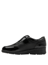Elegante zapato de mujer en cuero negro charol, con insignia lateral decorativa.