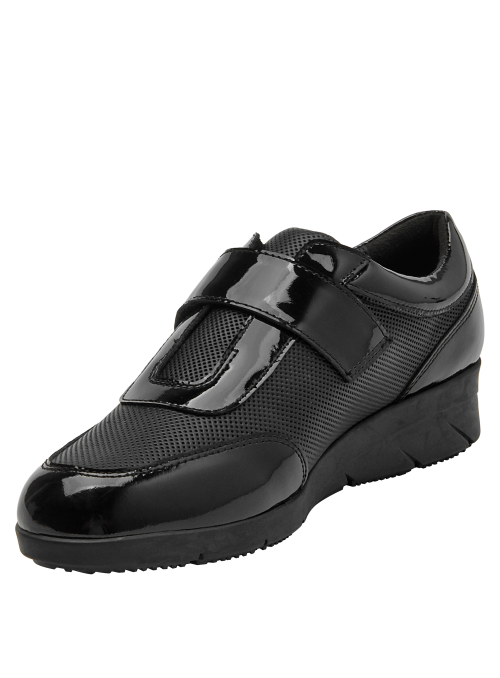 Zapato de cuero negro charol, diseño moderno y funcional con cierre de velcro para mujer. Zapato de cuero negro charol, diseño moderno y funcional con cierre de velcro para mujer.
