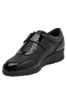 Zapato de cuero negro charol, diseño moderno y funcional con cierre de velcro para mujer.