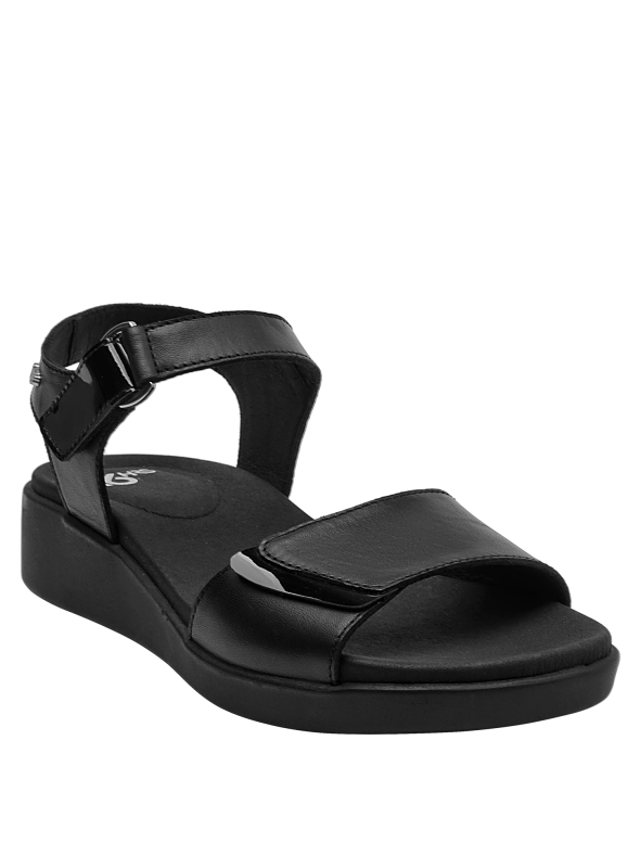 elegante sandalia de cuero negro, estilo urbano, sin decoración adicional, versátil y combinable.