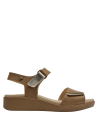Sandalia camel de cuero para mujer, versátil para salidas informales.