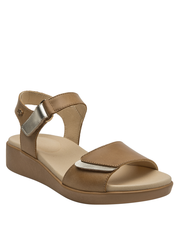Sandalia casual de cuero camel con cierre de velcro, cómoda y moderna.