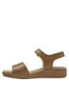 Sandalia de cuero camel para mujer, perfecta para combinar con jeans o vestidos.